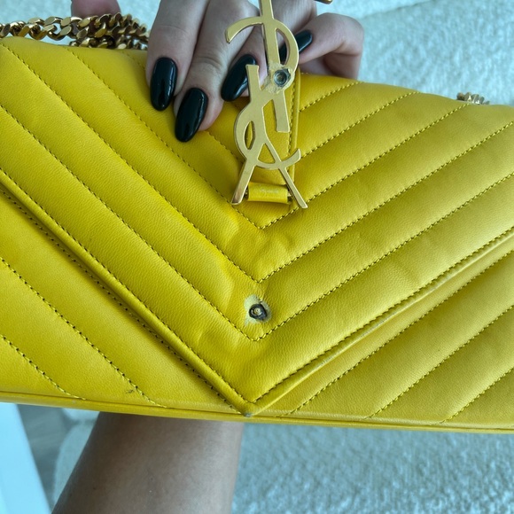 Saint Laurent Classic Monogram Satchel Matelasse Chevron
Leather Small yellow - Picture 5 of 7